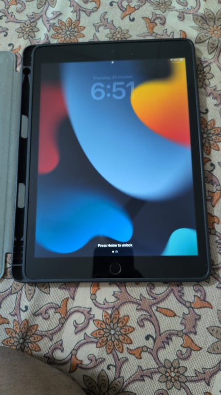 Apple iPad 9th Gen 10.2-inch Wi-Fi with Case