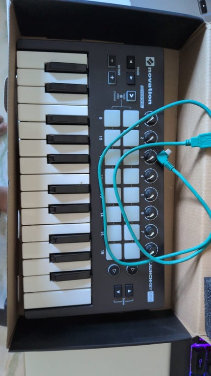 Novation Launchkey Mini MK2 25-Key USB MIDI Controller