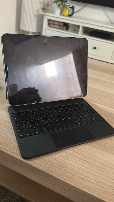 Apple iPad 11-inch with Magic Keyboard, photo 2
