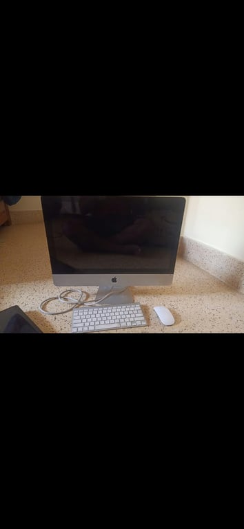 Apple iMac 21.5-inch with Keyboard and Mouse