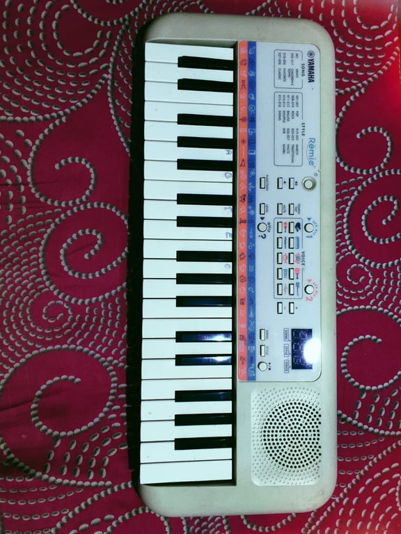 Yamaha Remie PSS-E30 37-Key Mini Portable Keyboard