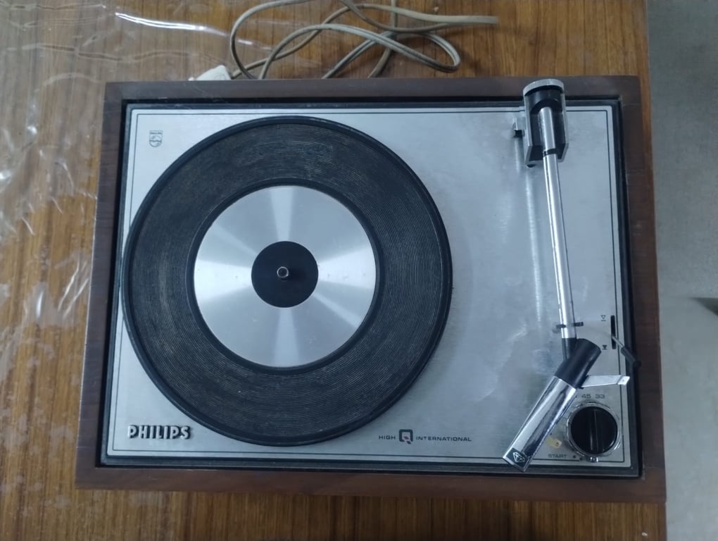 Vintage Philips Portable Record Player (Type 15 GA 732/02), Made in India, photo 2