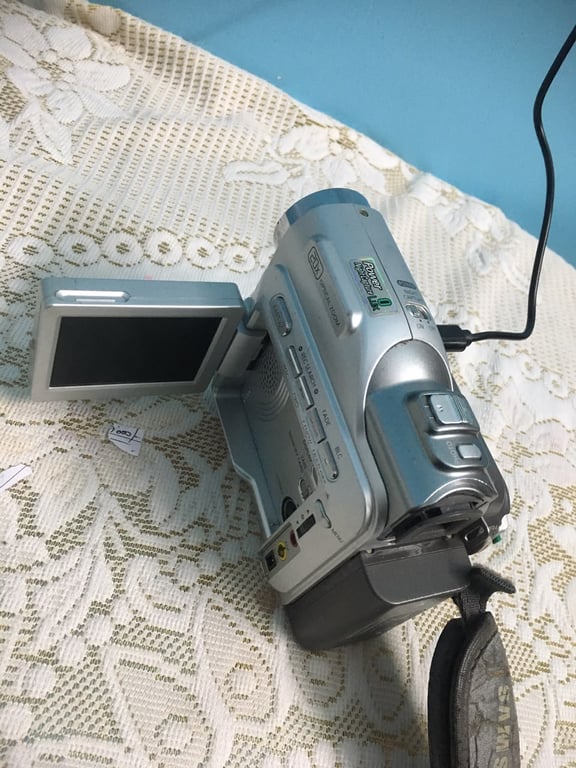 Samsung VP-D305i MiniDV Digital Camcorder, photo 2