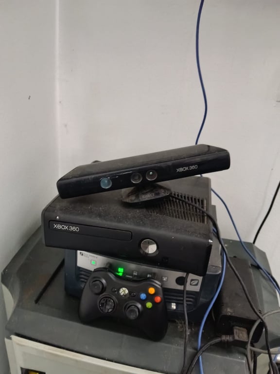 Microsoft Xbox 360 S Console with Kinect Sensor & Wireless Controller