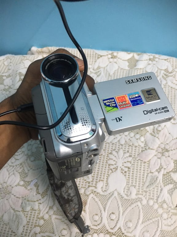 Samsung VP-D305i MiniDV Digital Camcorder