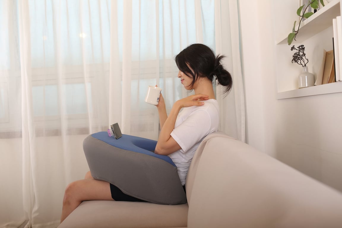 無膝枕に肘を乗せてスマホゲームを楽しむ女性の手元クローズアップ