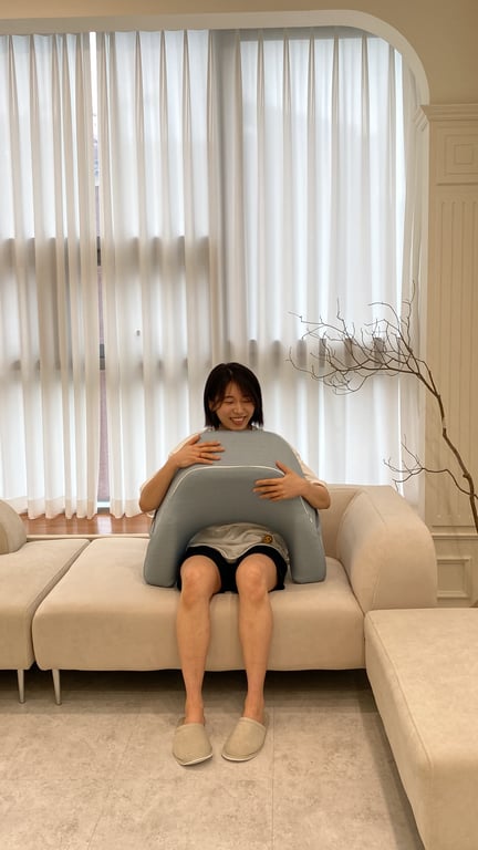 柔らかく大きなサイズ感が伝わるよう、手を添えて持つレベルアップクッションのディテール