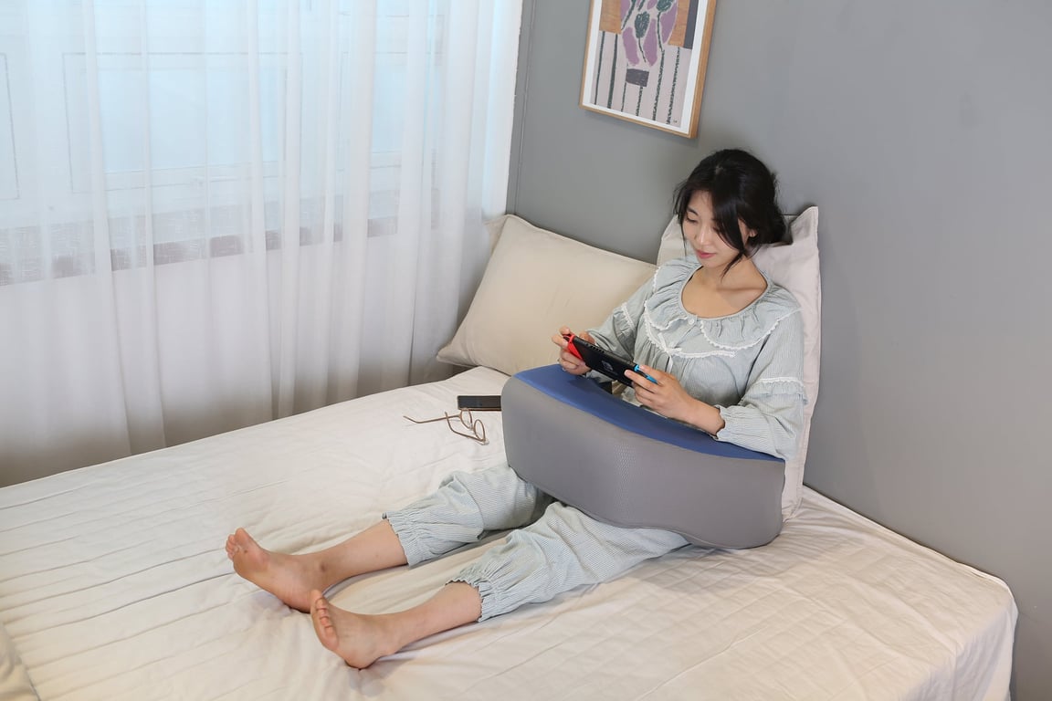 레벨업쿠션을 무릎 위에 올려두고 팔꿈치를 얹어 게임을 하는 모습