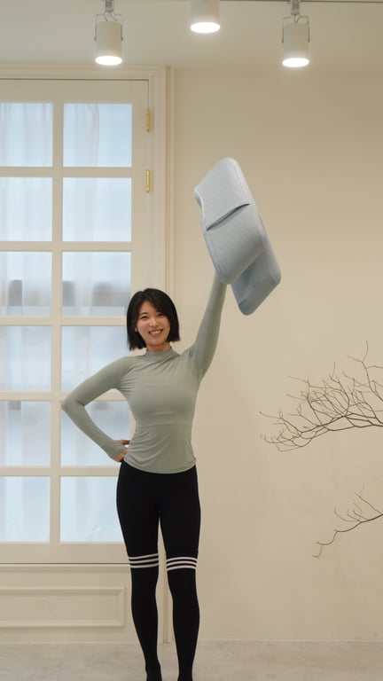 손에 들고 가벼움과 형태를 보여주는 레벨업쿠션 상품 사진