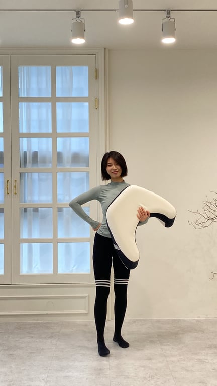 U자형 레벨업쿠션을 들고 모양과 사이즈감을 보여주는 제품 샷