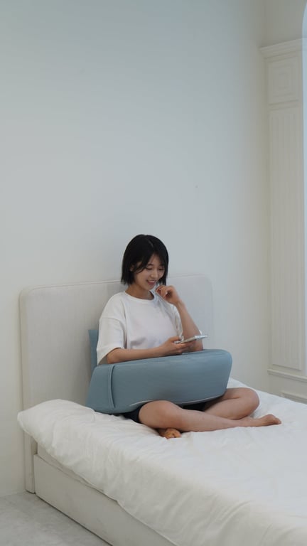 레벨업쿠션을 무릎 위에 놓고 양팔을 올려 스마트폰이나 게임기를 조작하는 자세. 팔꿈치를 지지함으로써 어깨 부담을 줄이는 모습이 보임