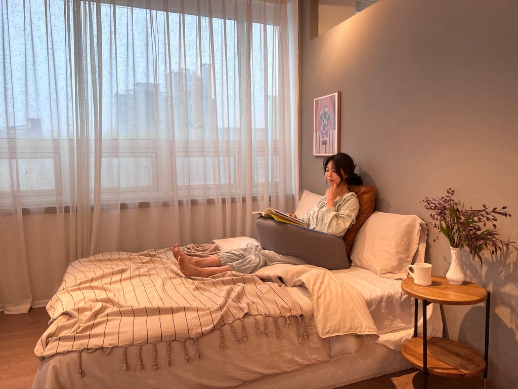 침대나 소파에 기대어 영화를 보듯 독서할 때, 무릎과 팔 아래에 레벨업쿠션을 받쳐 어깨와 목의 긴장을 완화하는 바른 자세