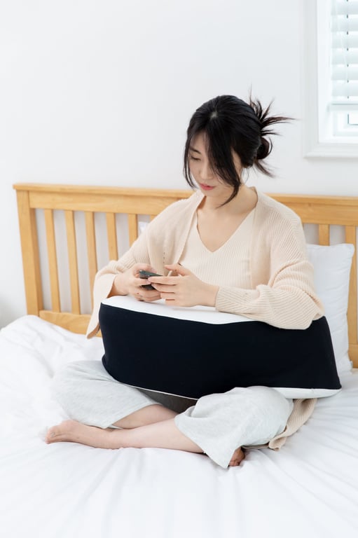레벨업쿠션 위에 팔을 올리고 스마트폰을 사용하는 팔받침 모습
