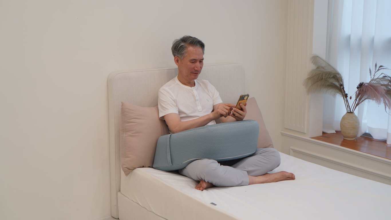 게임 컨트롤러나 마우스 조작으로 피로해진 팔을 지지하기 위한 팔받침 쿠션 사용 장면