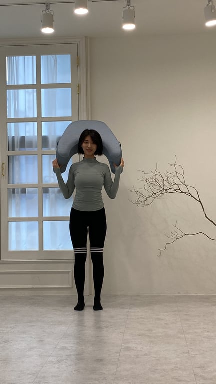 스튜디오 배경에서 U자형 레벨업쿠션의 형태와 색상이 선명하게 드러나는 제품 컷