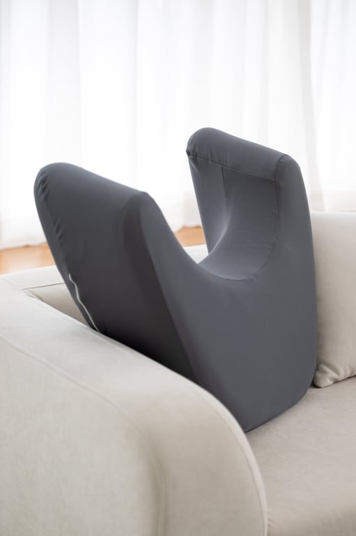 ゲーム中の腕をサポートするためにソファに置かれたダークグレーのFIRMFLEXレベルアップクッション（LC-150）のクローズアップ
