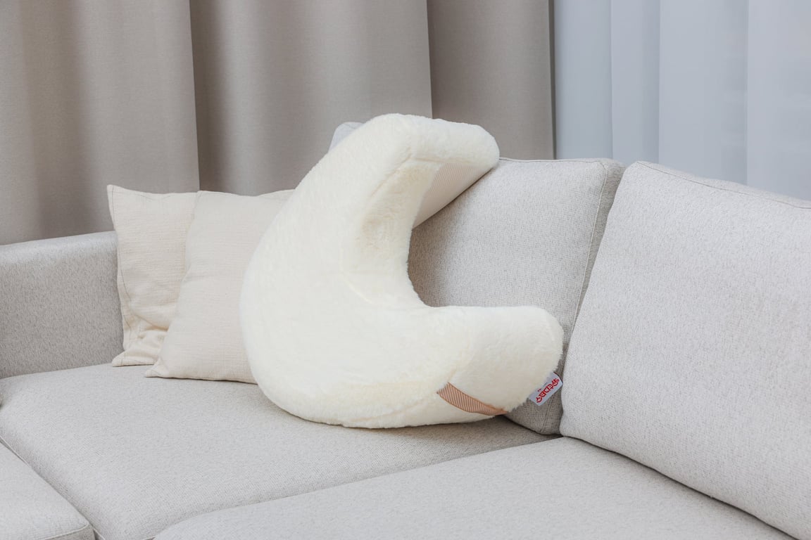 팔 받침대로 사용 중인 레벨업쿠션 클로즈업 샷