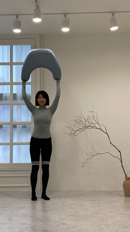 펌플렉스 레벨업쿠션의 독특한 U자형 디자인 클로즈업으로 팔 무게 지지와 어깨 긴장 완화 엔지니어링 강조