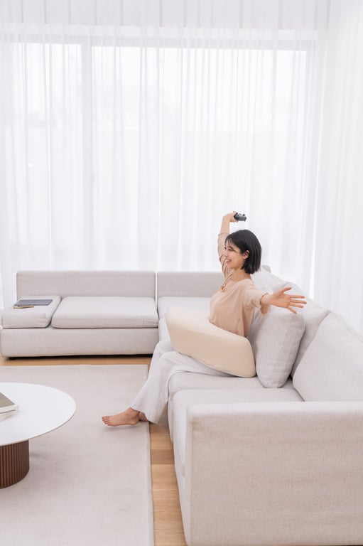 ソファで腰と肘を支えるレベルアップクッションの使用シーン