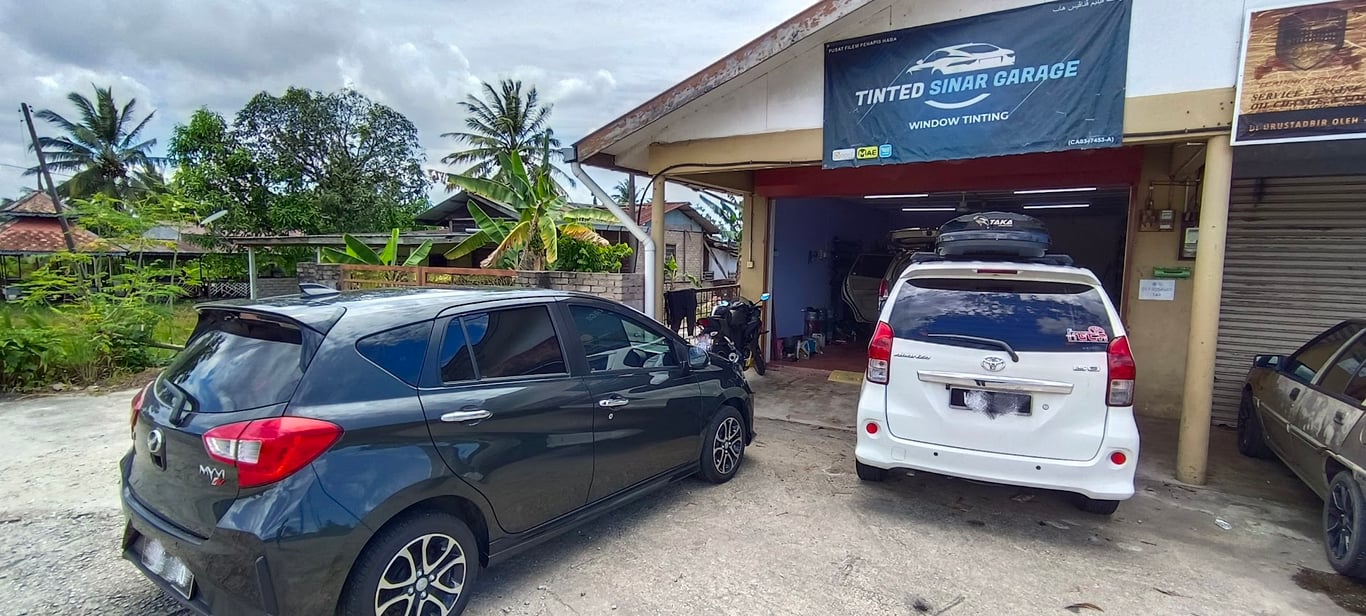 Tinted Sinar Garage