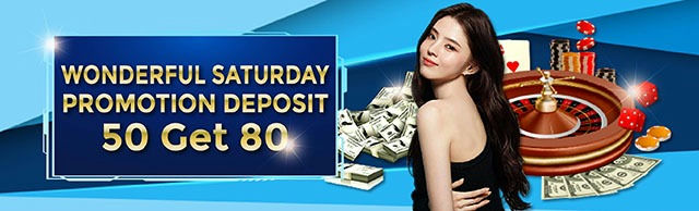 Malaysian player checking judi online on smartphone