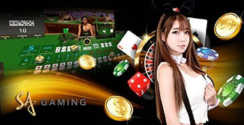 Malaysian player enjoying judi online on laptop