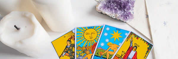 Cartas del tarot, velas y amatista