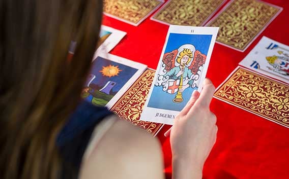 Lectura de la carta del Juicio sobre un tapete rojo