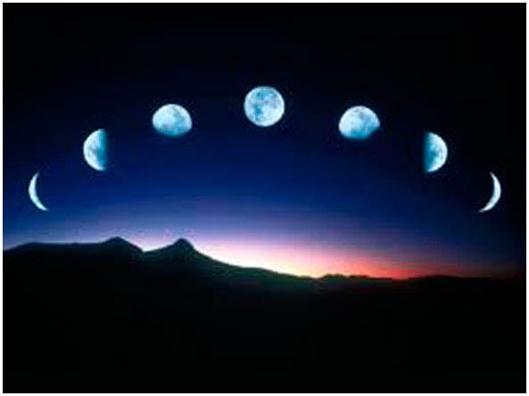 Fases de la luna en arco sobre una montaña al anochecer