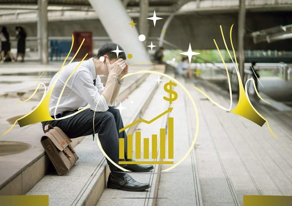 Persona preocupada por el dinero con gráfico dorado de prosperidad