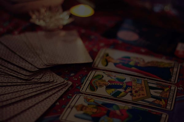 Cartas del tarot sobre un mantel rojo