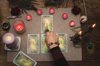 Tirada de tarot en curso sobre la mesa de consulta