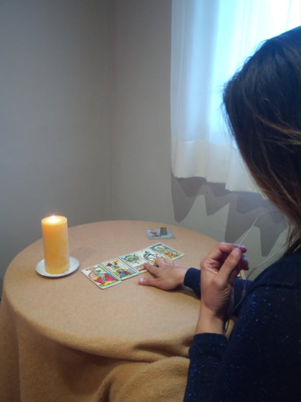 Mireia Astral tirando las cartas en su consulta