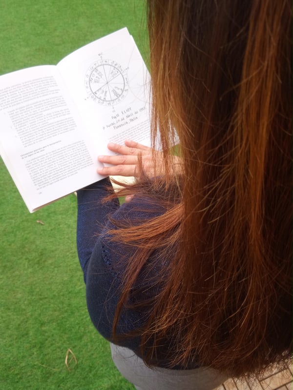 Mireia Astral leyendo un libro de videncia