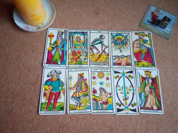 Cartas del tarot de Marsella extendidas sobre la mesa