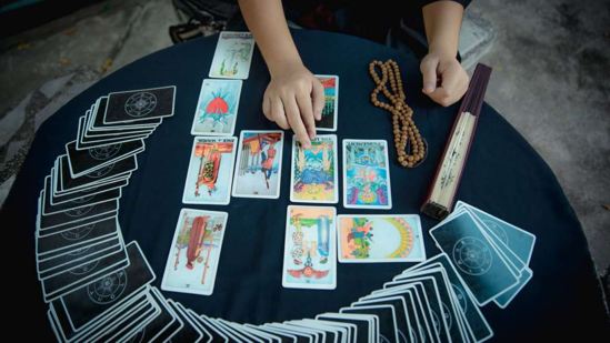 Tirada de tarot del dinero sobre una mesa negra
