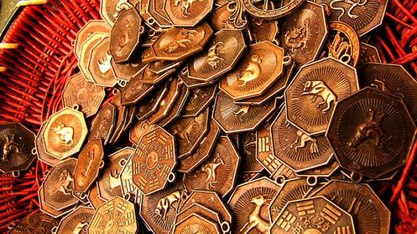 Monedas de la fortuna con signos del zodiaco