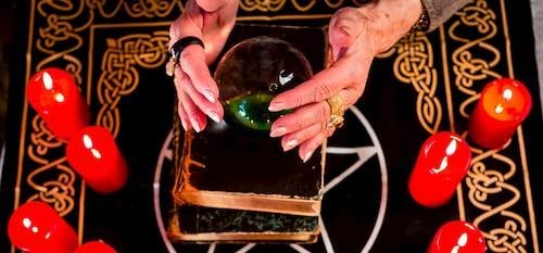 Bola de cristal para la adivinaci&oacute;n
