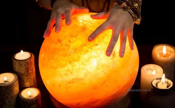Bola de cristal en la penumbra de la consulta