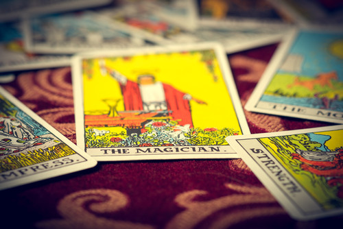 Cartas del tarot Rider-Waite sobre pa&ntilde;o rojo