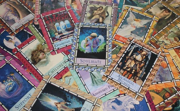 Cartas de tarot esparcidas sobre la mesa
