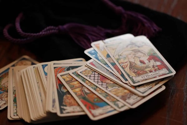 Mazo de tarot desplegado sobre una bolsa de terciopelo