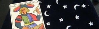De las mejores videntes: carta de El Mago sobre mantel de estrellas
