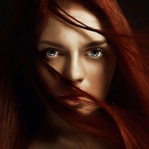 Retrato de mujer pelirroja con el pelo al viento