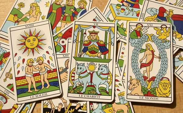 Tarot sin gabinete: cartas del tarot de Marsella sobre la mesa
