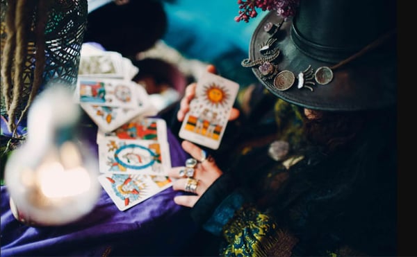Tarot seguro: echadora con bola de cristal y cartas sobre la mesa