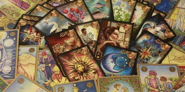 Videntes recomendadas por teléfono: cartas ilustradas con soles y lunas