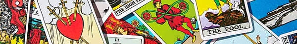 Cartas del tarot extendidas sobre la mesa