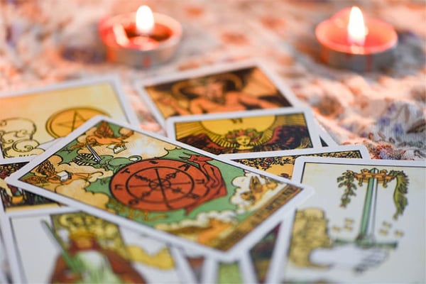 Tirada de cartas del tarot con velas