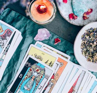 Cartas del tarot con flores y una vela